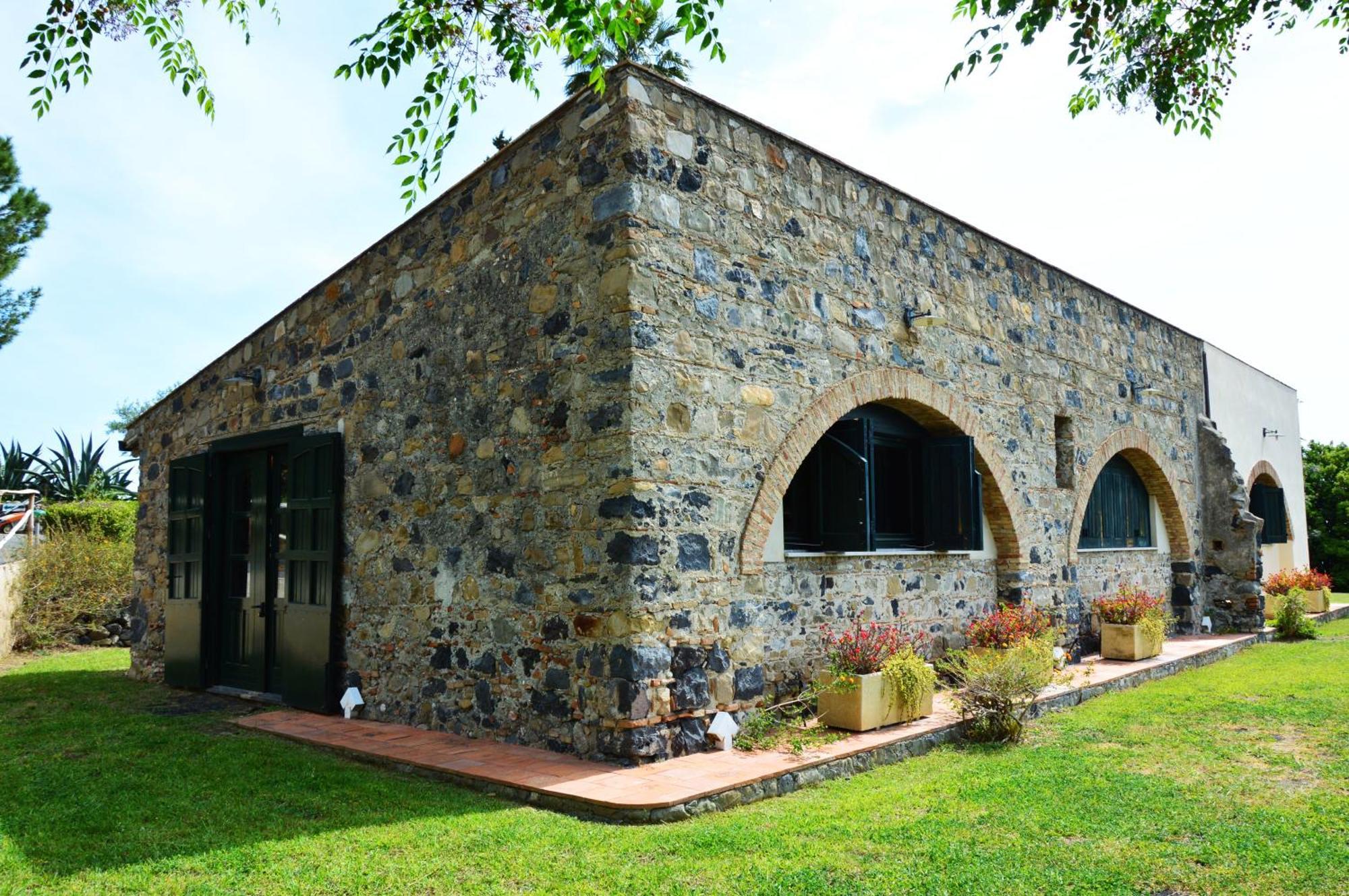 Alloggio per agriturismo Antico Borgo Etneo *